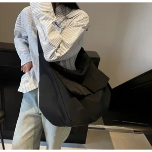 Large capacity black crossbody tote bag for women, simple casual commuter shoulder bag.