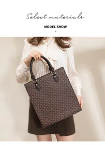 Detailansicht der stylischen geometrischen Mustertasche mit grossem Stauraum und Griffen.