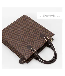 Detailansicht der stilvollen geometrischen Mustertasche mit geräumigem Innenraumdesign.
