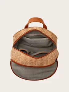 Vue détaillée du sac à dos rond en liège ouvert avec doublure à chevrons et poche intérieure.