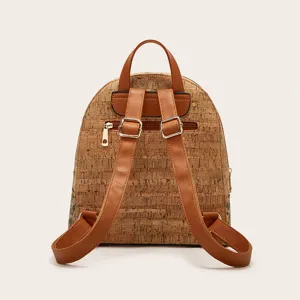 Sac à dos en liège pour femme vue arrière, sac de voyage vintage casual avec bretelles marron.