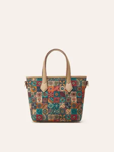 Nahaufnahme der ethnisch bedruckten Korktasche mit einzigartiger Textur und Musterdetails.
