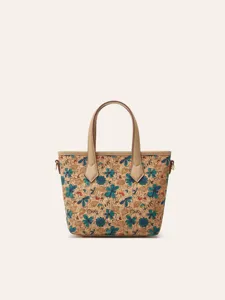 Detailansicht der Kork-Tasche mit blauem Blumenmuster und praktischen Tragegriffen.