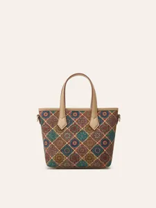 Kork-Tragetasche mit ethnischem geometrischem Muster und beige Ledergriffen Detail.