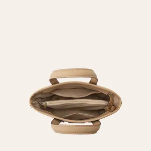 Beige Handtasche aus Leder für Damen, geräumige Shopper Tasche mit mehreren Fächern.