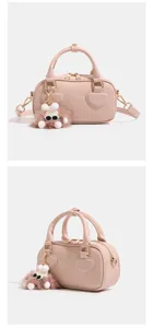 Borsa a mano rosa con motivo coccodrillo toppa a cuore e grazioso ciondolo in peluche dettaglio.