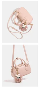 Borsa a tracolla stile cuscino in coccodrillo rosa con ciondolo di peluche, borsa donna.