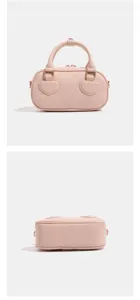 Dettaglio borsa a cuscino rosa con stampa coccodrillo, elegante borsa da donna, piccola.