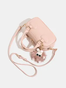 Borsa a tracolla rosa con motivo coccodrillo e ciondolo in peluche per donne eleganti.