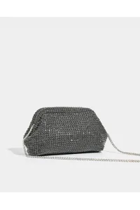 Vista dettagliata della scintillante borsa da sera in strass neri con elegante catena argento.