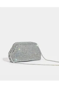 Dettaglio borsa da sera con strass, superficie in cristallo scintillante e catena metallica.