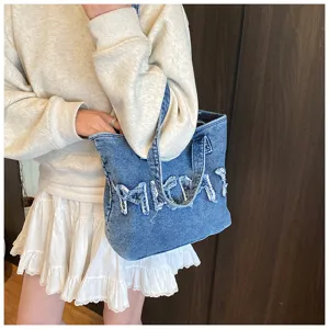 Casual denim schoudertas met rafelige letterborduurwerk en retro stijl voor dames.