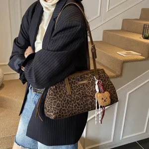 Large capacity leopard print shoulder bag for women, vintage underarm handbag, stylish commuter bag.
