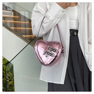 Sac bandoulière tendance en forme de cœur rose brillant avec double fermeture éclair pour femmes.