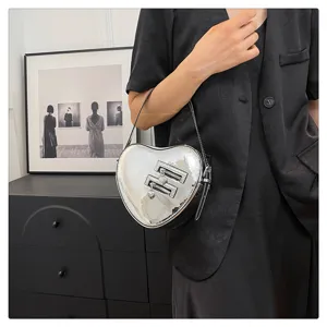 Sac bandoulière tendance en forme de cœur argenté métallique, élégant et chic pour femme.