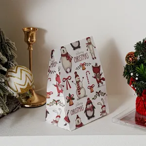 Vista dettagliata del sacchetto regalo di carta natalizio con simpatici animali.