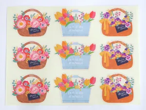 Primo piano di un foglio di adesivi con cesti di fiori carini per confezioni regalo e decorazioni.