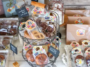 Confezione creativa per biscotti con simpatici adesivi a forma di cestino per dolci fai-da-te.