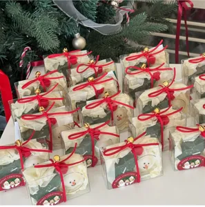 Scatola regalo di Natale confezione di plastica trasparente con nastro rosso campana.