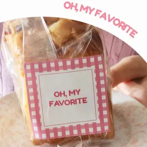 Gros plan d'autocollant decoratif carre a carreaux roses avec jolie citation pour biscuits