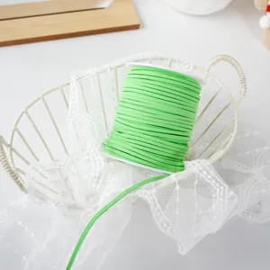 Cordino in finta pelle scamosciata verde per creazione gioielli fai da te e decorazione.