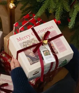 Christmas velvet ribbon and gift box packaging set for holiday DIY decoration and festive wrapping.