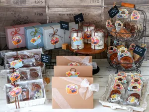 Vista dettagliata di set di scatole regalo con adesivi a cestino creativi per feste ed eventi.
