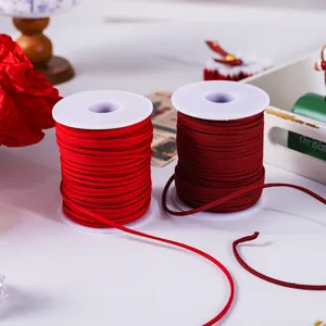 Vista dettagliata di cordoncini in eco-pelle scamosciata rossa per fai da te e decorazioni.