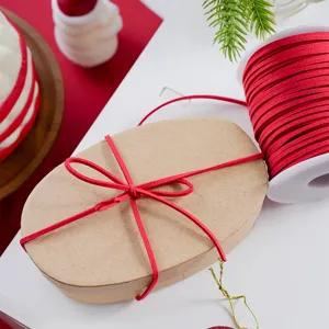 Nastro in corda scamosciata rossa per lavori fai da te e confezioni regalo di Natale.