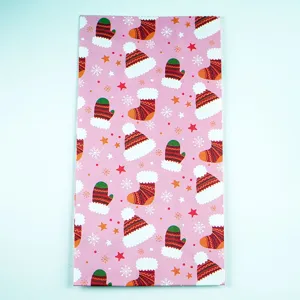 Sacchetto regalo di carta rosa natalizio con calze e fiocchi di neve per dolciumi.
