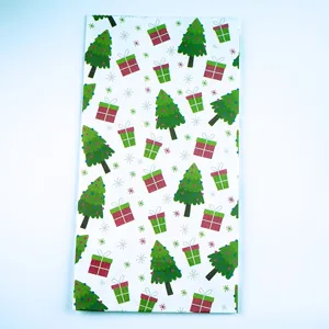 Sacchetto di carta regalo di caramelle di natalizio con albero e fiocchi di neve.