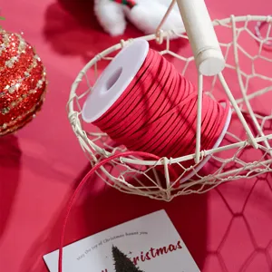 Cordino in finta pelle scamosciata rossa per fai da te, decorazioni festive e nastro.