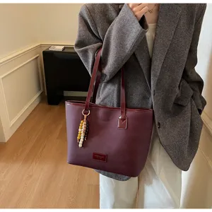 Casual retro tote bag for women, large capacity minimalist PU leather shoulder bag daily commute.