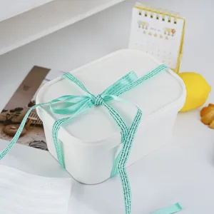 Primo piano di un elegante nastro regalo verde con testo in corsivo per decorazioni fai da te.