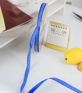 Nastro blu con lettere francesi per confezioni regalo, imballaggio di fiori e progetti fai-da-te.