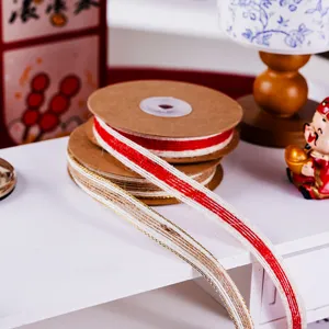 Detailansicht des 1cm rot-weißen Leinenbandes, ideal für Neujahrsgeschenkverpackung und Basteln.
