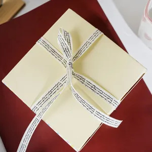 Confezione regalo con nastro decorativo con lettere francesi, ideale per regali e bricolage.