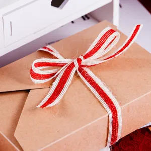 Rot-weißes Jutaband Detailaufnahme für handgemachte Geschenkverpackung und Deko.