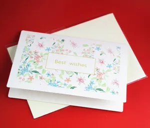 Vue détaillée de la carte de vœux élégante avec motif floral délicat et texte Best wishes.