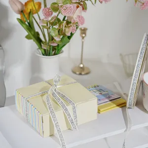 Nastro decorativo con lettere per confezioni regalo, bouquet di fiori e progetti fai da te.