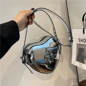Sac à bandoulière cœur miroir argenté, sac à main tendance mode pour femme chic.