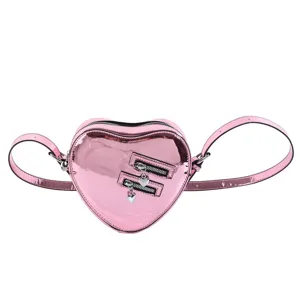 Sac bandoulière cœur métallique rose avec poches zippées doubles et charms pour femmes.