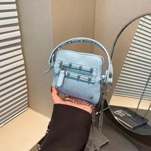 Mini sac bandoulière bleu clair, porte-monnaie tendance en cuir PU avec clous et chaîne.