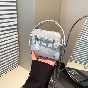 Mini sac à main en cuir blanc avec chaîne en métal et rivets, sac bandoulière.