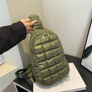 Sac bandoulière matelassé puffer vert olive, sac à dos de poitrine rembourré élégant.