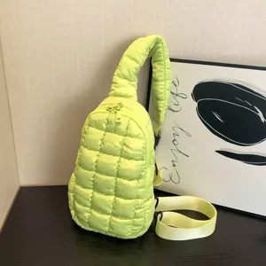 Sac bandouliere matelasse vert lime, sac de poitrine decontracte et elegant quotidien.