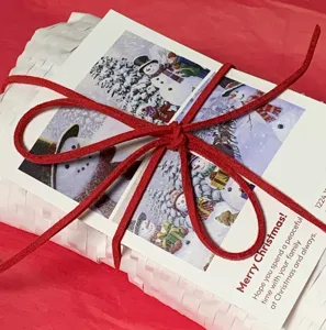 Primo piano dettagliato del cordoncino in camoscio rosso per confezioni regalo natalizie e fai da te.