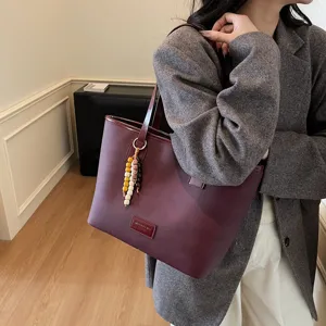 Classic vintage large capacity tote bag for women, elegant shoulder bag for daily commute.