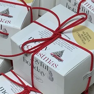 Scatole regalo di Natale decorate con corda di velluto scamosciato rosso per feste fai da te.