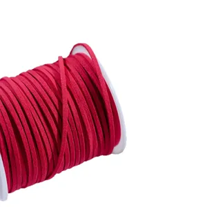 Cordino in finta pelle scamosciata rossa su bobina per bricolage DIY, gioielli e decorazioni.